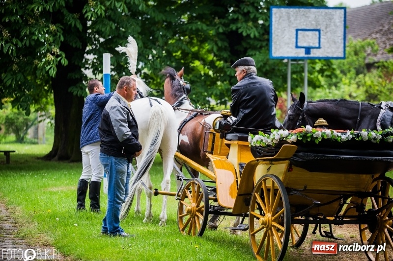 Zdjęcie w galerii na portalu naszraciborz.pl: W Pogrzebieniu szli w procesji na św. Floriana. Prosili o ochronę przed gradem wiadomości z regionu