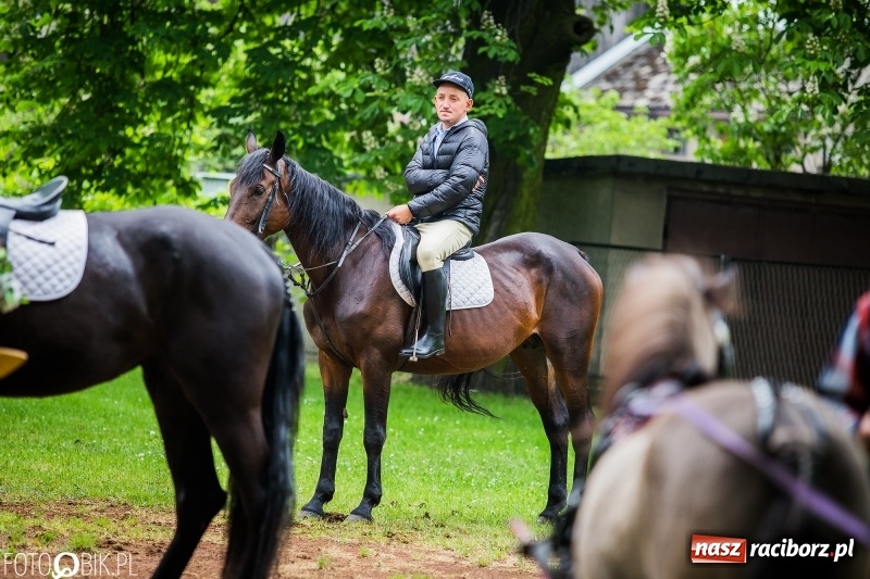 Zdjęcie w galerii na portalu naszraciborz.pl: W Pogrzebieniu szli w procesji na św. Floriana. Prosili o ochronę przed gradem wiadomości z regionu