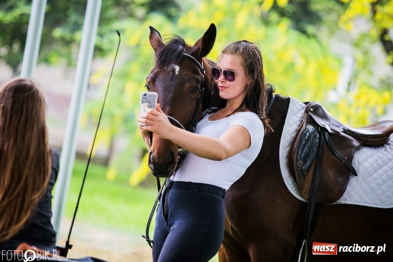 Zdjęcie w galerii na portalu naszraciborz.pl: W Pogrzebieniu szli w procesji na św. Floriana. Prosili o ochronę przed gradem wiadomości z regionu