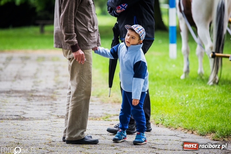 Zdjęcie w galerii na portalu naszraciborz.pl: W Pogrzebieniu szli w procesji na św. Floriana. Prosili o ochronę przed gradem wiadomości z regionu
