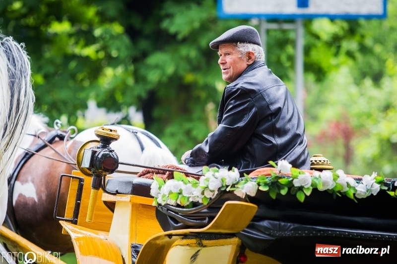 Zdjęcie w galerii na portalu naszraciborz.pl: W Pogrzebieniu szli w procesji na św. Floriana. Prosili o ochronę przed gradem wiadomości z regionu