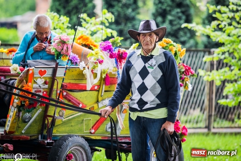 Zdjęcie w galerii na portalu naszraciborz.pl: W Pogrzebieniu szli w procesji na św. Floriana. Prosili o ochronę przed gradem wiadomości z regionu