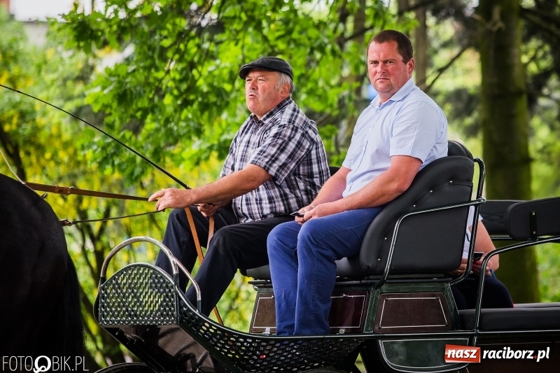 Zdjęcie w galerii na portalu naszraciborz.pl: W Pogrzebieniu szli w procesji na św. Floriana. Prosili o ochronę przed gradem wiadomości z regionu