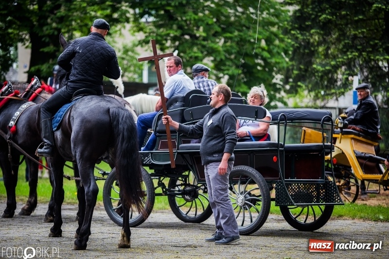 Zdjęcie w galerii na portalu naszraciborz.pl: W Pogrzebieniu szli w procesji na św. Floriana. Prosili o ochronę przed gradem wiadomości z regionu