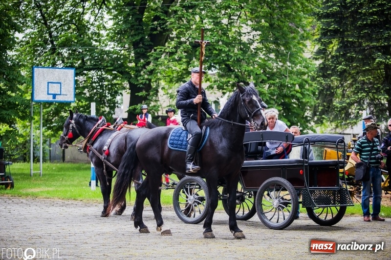 Zdjęcie w galerii na portalu naszraciborz.pl: W Pogrzebieniu szli w procesji na św. Floriana. Prosili o ochronę przed gradem wiadomości z regionu