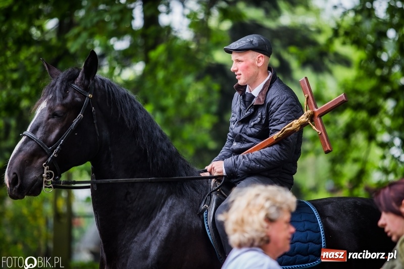 Zdjęcie w galerii na portalu naszraciborz.pl: W Pogrzebieniu szli w procesji na św. Floriana. Prosili o ochronę przed gradem wiadomości z regionu