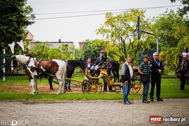 Zdjęcie w galerii na portalu naszraciborz.pl: W Pogrzebieniu szli w procesji na św. Floriana. Prosili o ochronę przed gradem wiadomości z regionu