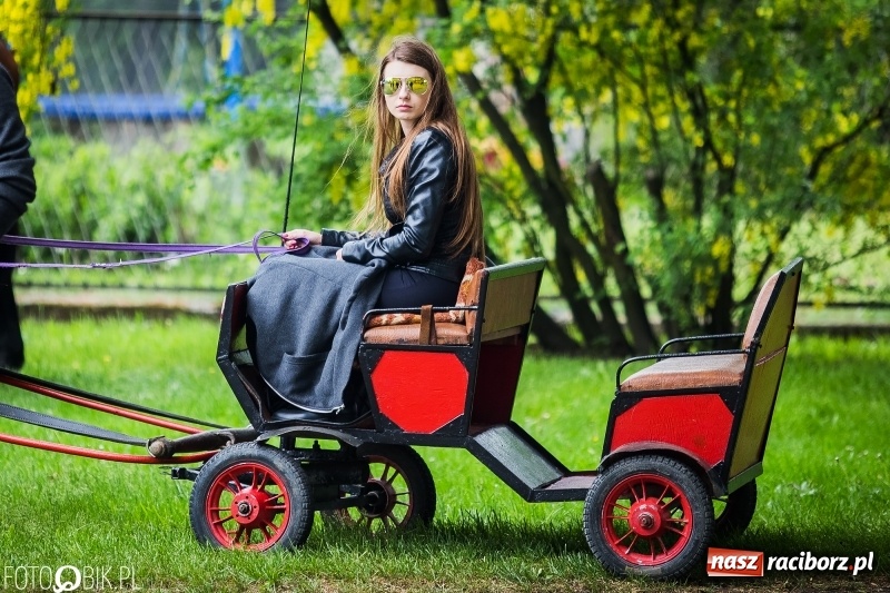 Zdjęcie w galerii na portalu naszraciborz.pl: W Pogrzebieniu szli w procesji na św. Floriana. Prosili o ochronę przed gradem wiadomości z regionu