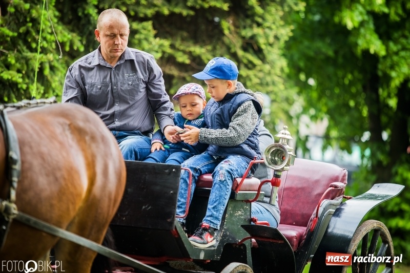 Zdjęcie w galerii na portalu naszraciborz.pl: W Pogrzebieniu szli w procesji na św. Floriana. Prosili o ochronę przed gradem wiadomości z regionu