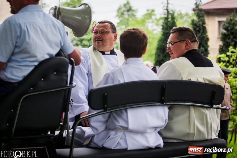 Zdjęcie w galerii na portalu naszraciborz.pl: W Pogrzebieniu szli w procesji na św. Floriana. Prosili o ochronę przed gradem wiadomości z regionu