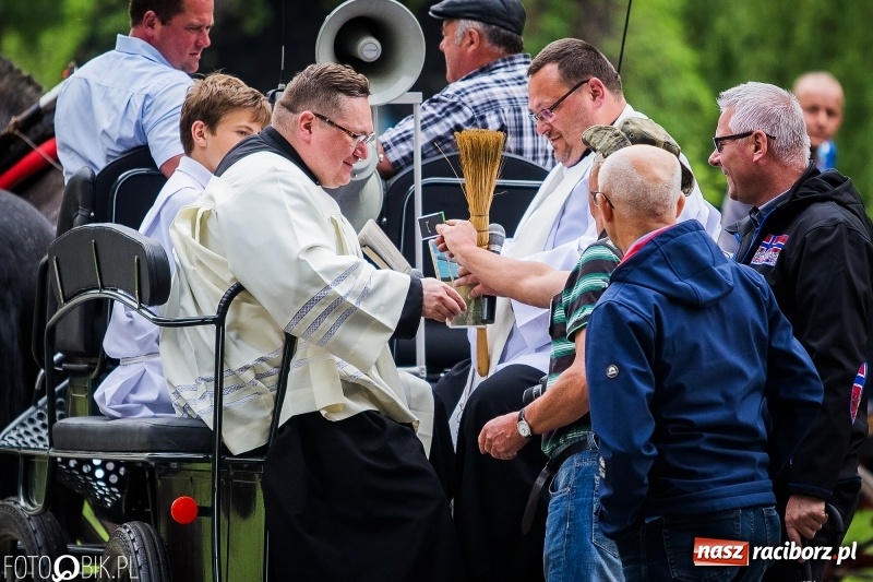 Zdjęcie w galerii na portalu naszraciborz.pl: W Pogrzebieniu szli w procesji na św. Floriana. Prosili o ochronę przed gradem wiadomości z regionu