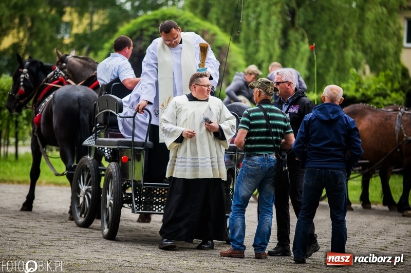 Zdjęcie w galerii na portalu naszraciborz.pl: W Pogrzebieniu szli w procesji na św. Floriana. Prosili o ochronę przed gradem wiadomości z regionu