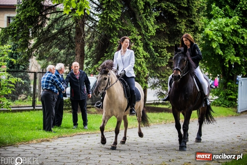 Zdjęcie w galerii na portalu naszraciborz.pl: W Pogrzebieniu szli w procesji na św. Floriana. Prosili o ochronę przed gradem wiadomości z regionu