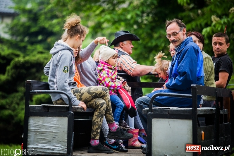 Zdjęcie w galerii na portalu naszraciborz.pl: W Pogrzebieniu szli w procesji na św. Floriana. Prosili o ochronę przed gradem wiadomości z regionu