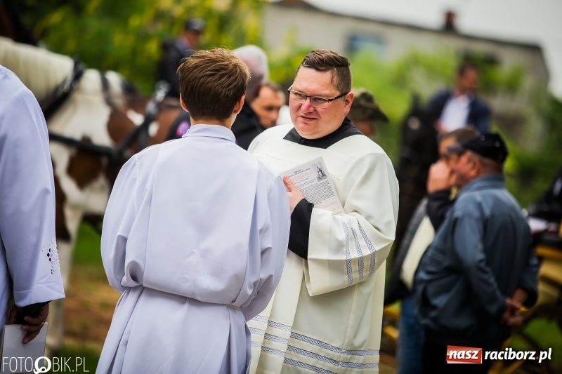 Zdjęcie w galerii na portalu naszraciborz.pl: W Pogrzebieniu szli w procesji na św. Floriana. Prosili o ochronę przed gradem wiadomości z regionu
