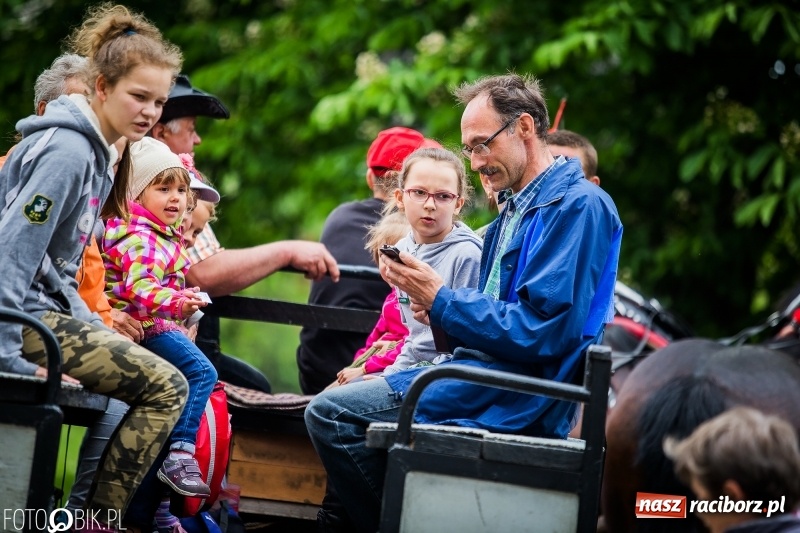 Zdjęcie w galerii na portalu naszraciborz.pl: W Pogrzebieniu szli w procesji na św. Floriana. Prosili o ochronę przed gradem wiadomości z regionu