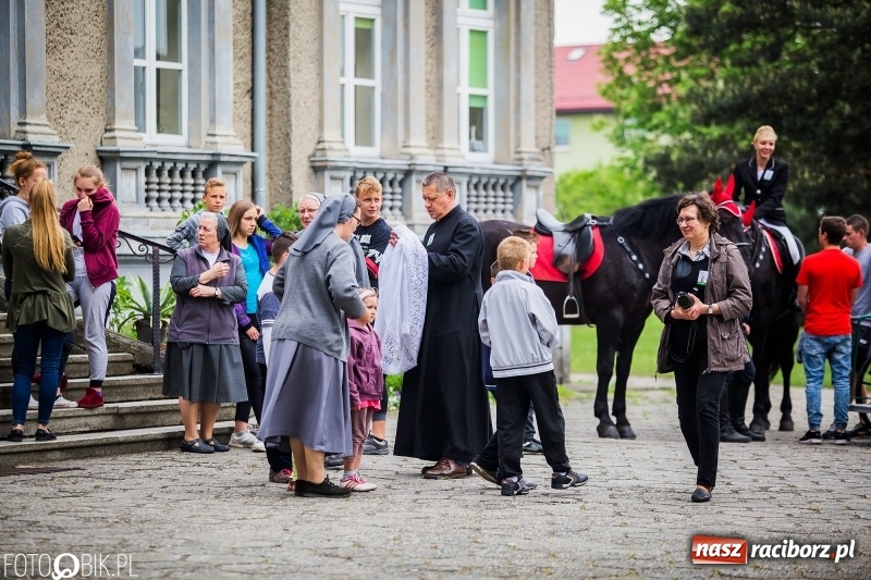 Zdjęcie w galerii na portalu naszraciborz.pl: W Pogrzebieniu szli w procesji na św. Floriana. Prosili o ochronę przed gradem wiadomości z regionu