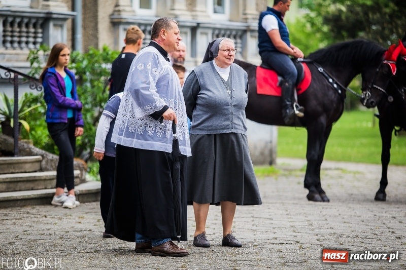 Zdjęcie w galerii na portalu naszraciborz.pl: W Pogrzebieniu szli w procesji na św. Floriana. Prosili o ochronę przed gradem wiadomości z regionu