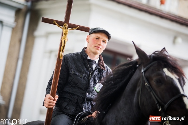 Zdjęcie w galerii na portalu naszraciborz.pl: W Pogrzebieniu szli w procesji na św. Floriana. Prosili o ochronę przed gradem wiadomości z regionu