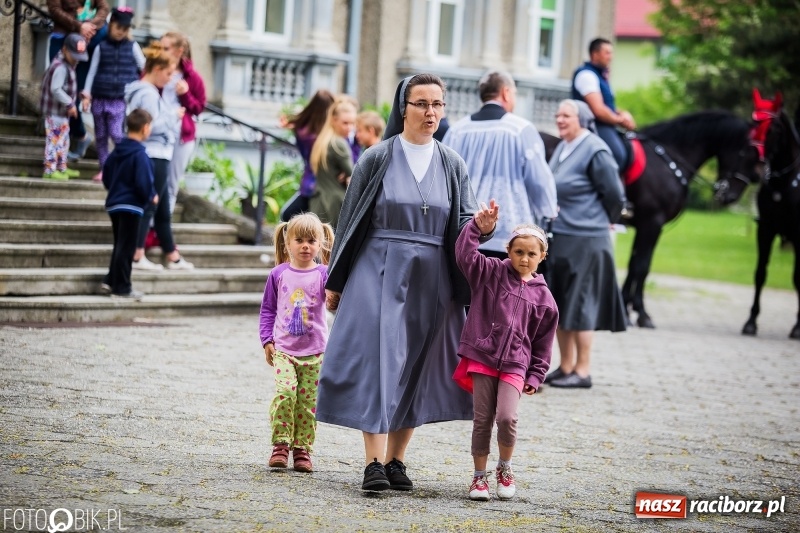 Zdjęcie w galerii na portalu naszraciborz.pl: W Pogrzebieniu szli w procesji na św. Floriana. Prosili o ochronę przed gradem wiadomości z regionu