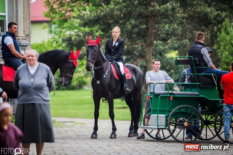 Zdjęcie w galerii na portalu naszraciborz.pl: W Pogrzebieniu szli w procesji na św. Floriana. Prosili o ochronę przed gradem wiadomości z regionu
