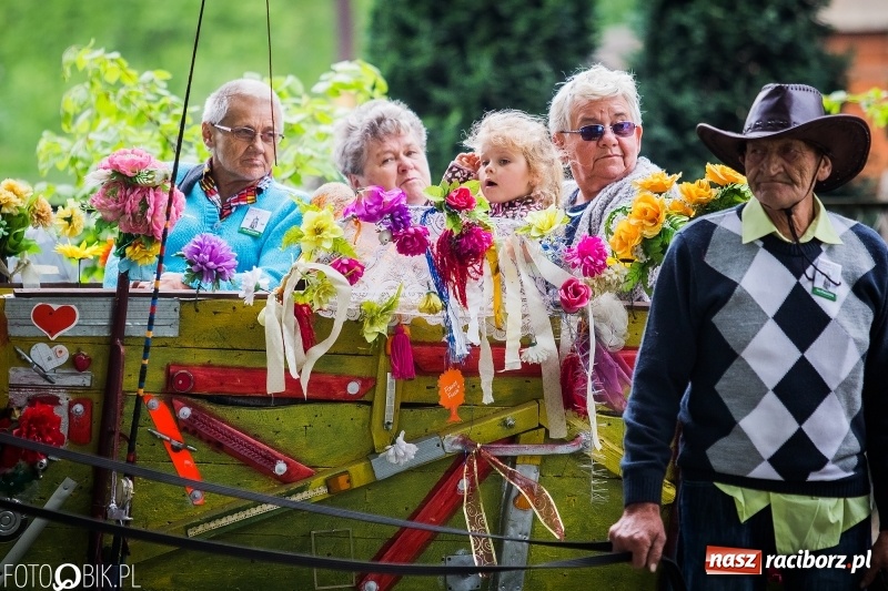 Zdjęcie w galerii na portalu naszraciborz.pl: W Pogrzebieniu szli w procesji na św. Floriana. Prosili o ochronę przed gradem wiadomości z regionu