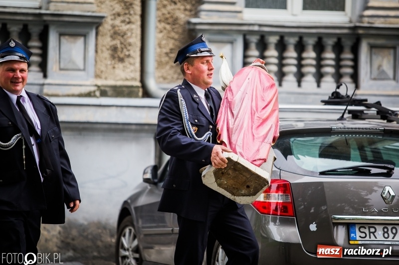 Zdjęcie w galerii na portalu naszraciborz.pl: W Pogrzebieniu szli w procesji na św. Floriana. Prosili o ochronę przed gradem wiadomości z regionu