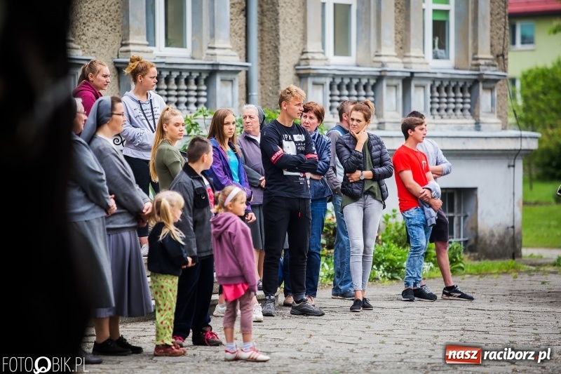 Zdjęcie w galerii na portalu naszraciborz.pl: W Pogrzebieniu szli w procesji na św. Floriana. Prosili o ochronę przed gradem wiadomości z regionu