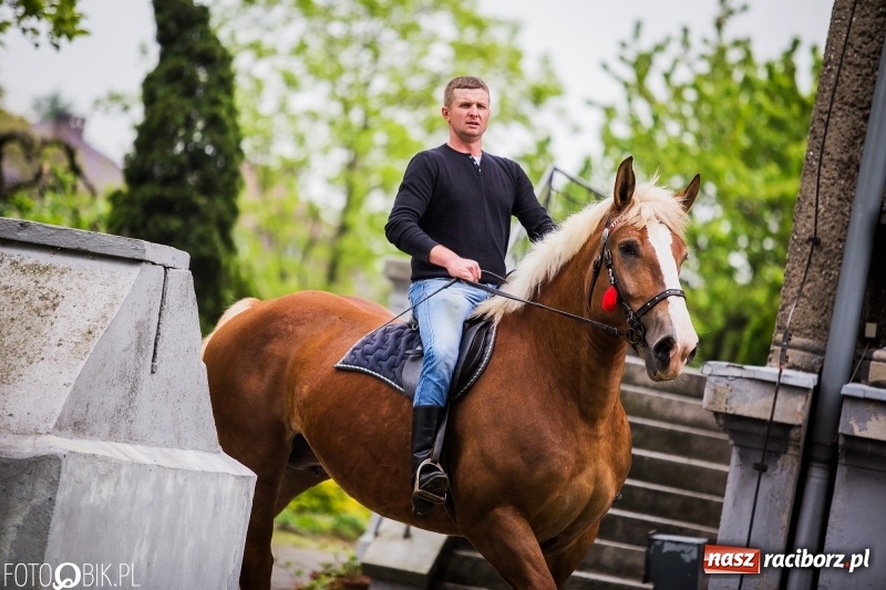 Zdjęcie w galerii na portalu naszraciborz.pl: W Pogrzebieniu szli w procesji na św. Floriana. Prosili o ochronę przed gradem wiadomości z regionu