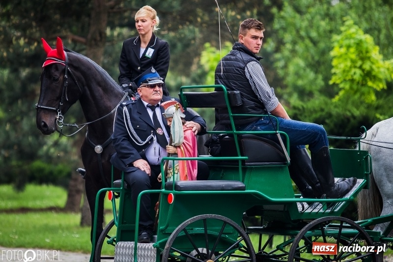 Zdjęcie w galerii na portalu naszraciborz.pl: W Pogrzebieniu szli w procesji na św. Floriana. Prosili o ochronę przed gradem wiadomości z regionu