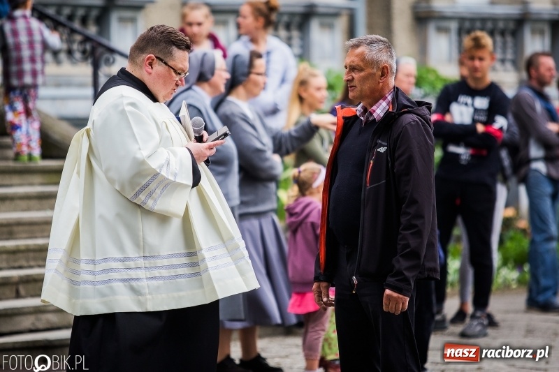 Zdjęcie w galerii na portalu naszraciborz.pl: W Pogrzebieniu szli w procesji na św. Floriana. Prosili o ochronę przed gradem wiadomości z regionu