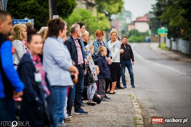 Zdjęcie w galerii na portalu naszraciborz.pl: W Pogrzebieniu szli w procesji na św. Floriana. Prosili o ochronę przed gradem wiadomości z regionu