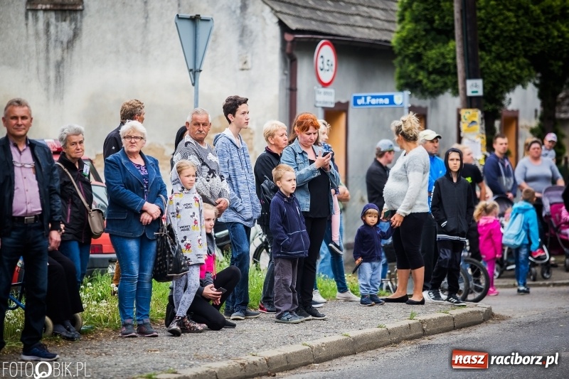 Zdjęcie w galerii na portalu naszraciborz.pl: W Pogrzebieniu szli w procesji na św. Floriana. Prosili o ochronę przed gradem wiadomości z regionu