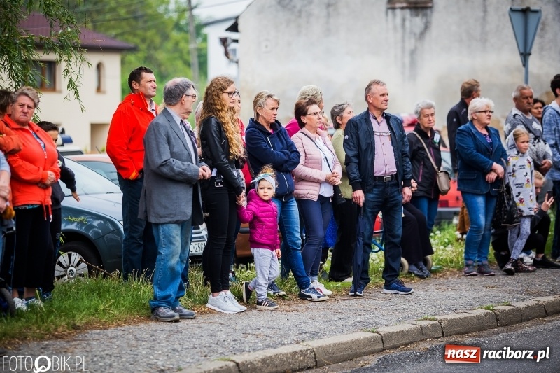Zdjęcie w galerii na portalu naszraciborz.pl: W Pogrzebieniu szli w procesji na św. Floriana. Prosili o ochronę przed gradem wiadomości z regionu