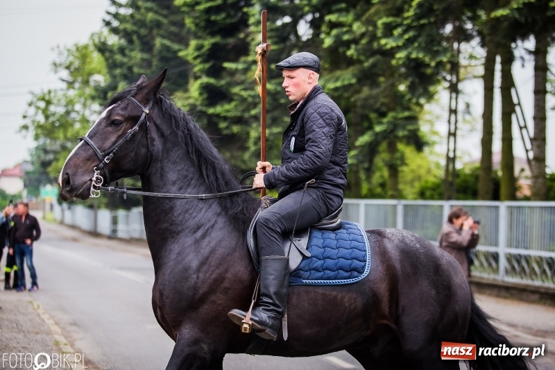 Zdjęcie w galerii na portalu naszraciborz.pl: W Pogrzebieniu szli w procesji na św. Floriana. Prosili o ochronę przed gradem wiadomości z regionu