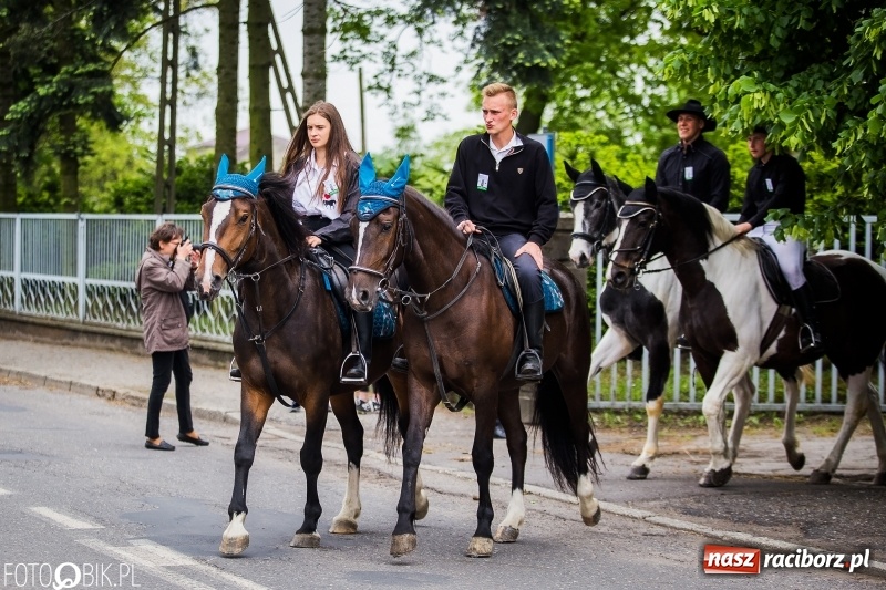Zdjęcie w galerii na portalu naszraciborz.pl: W Pogrzebieniu szli w procesji na św. Floriana. Prosili o ochronę przed gradem wiadomości z regionu