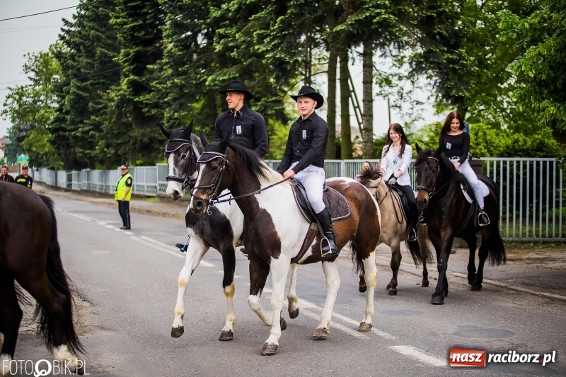 Zdjęcie w galerii na portalu naszraciborz.pl: W Pogrzebieniu szli w procesji na św. Floriana. Prosili o ochronę przed gradem wiadomości z regionu
