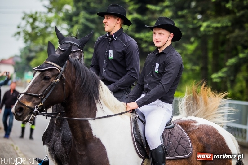 Zdjęcie w galerii na portalu naszraciborz.pl: W Pogrzebieniu szli w procesji na św. Floriana. Prosili o ochronę przed gradem wiadomości z regionu