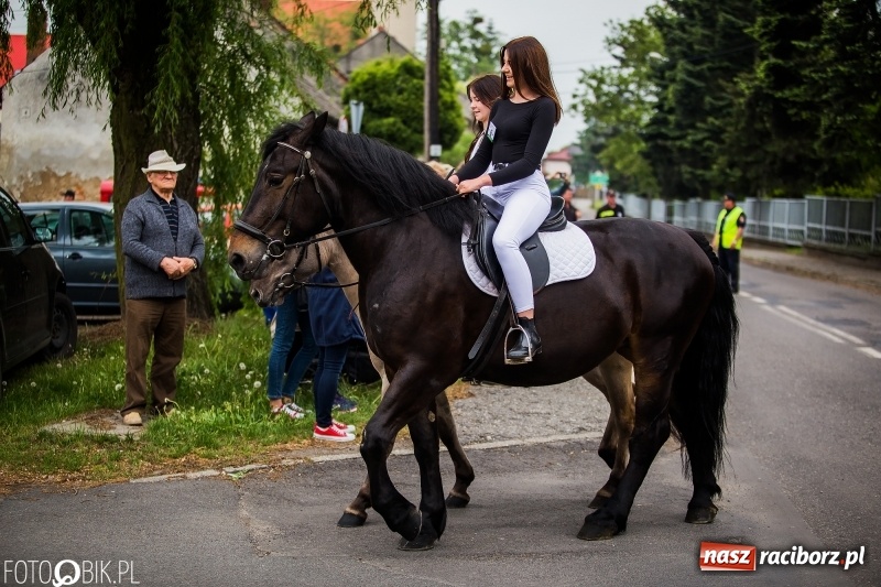 Zdjęcie w galerii na portalu naszraciborz.pl: W Pogrzebieniu szli w procesji na św. Floriana. Prosili o ochronę przed gradem wiadomości z regionu