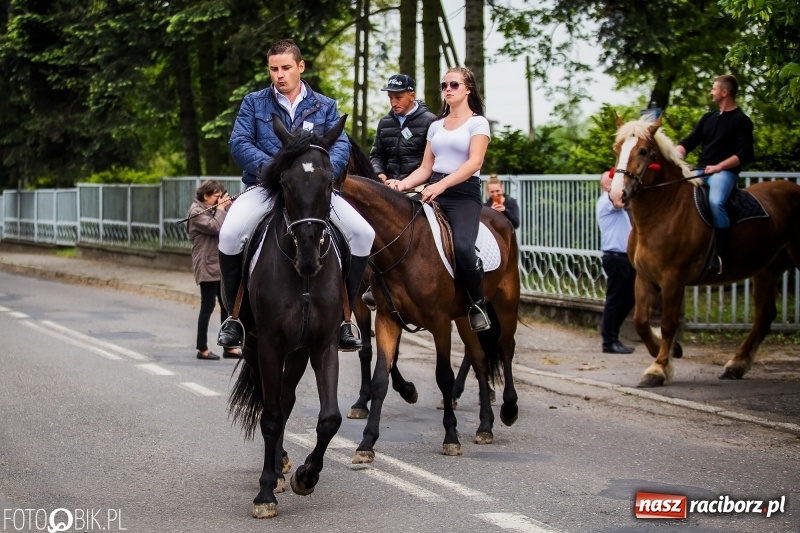 Zdjęcie w galerii na portalu naszraciborz.pl: W Pogrzebieniu szli w procesji na św. Floriana. Prosili o ochronę przed gradem wiadomości z regionu