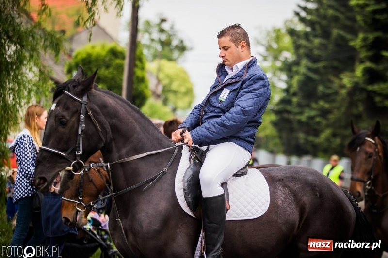 Zdjęcie w galerii na portalu naszraciborz.pl: W Pogrzebieniu szli w procesji na św. Floriana. Prosili o ochronę przed gradem wiadomości z regionu