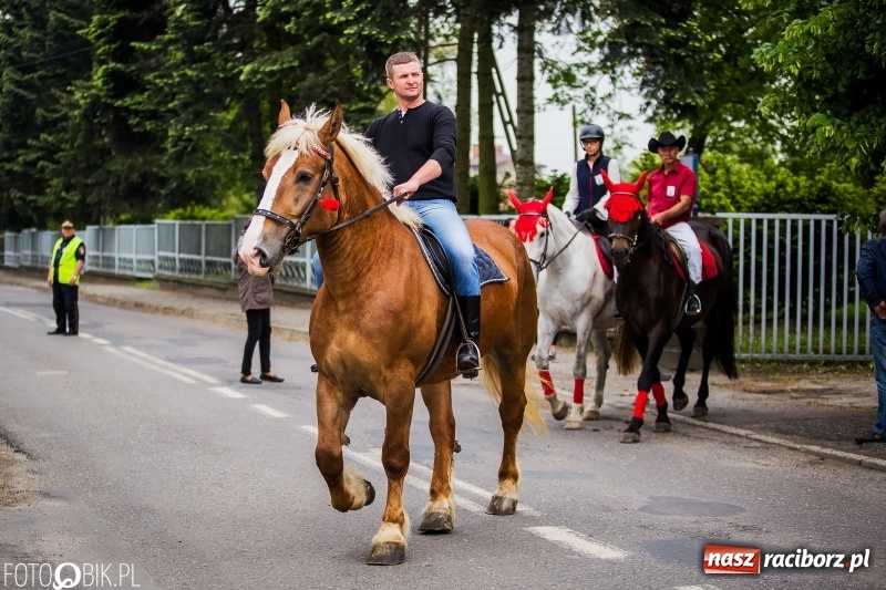 Zdjęcie w galerii na portalu naszraciborz.pl: W Pogrzebieniu szli w procesji na św. Floriana. Prosili o ochronę przed gradem wiadomości z regionu