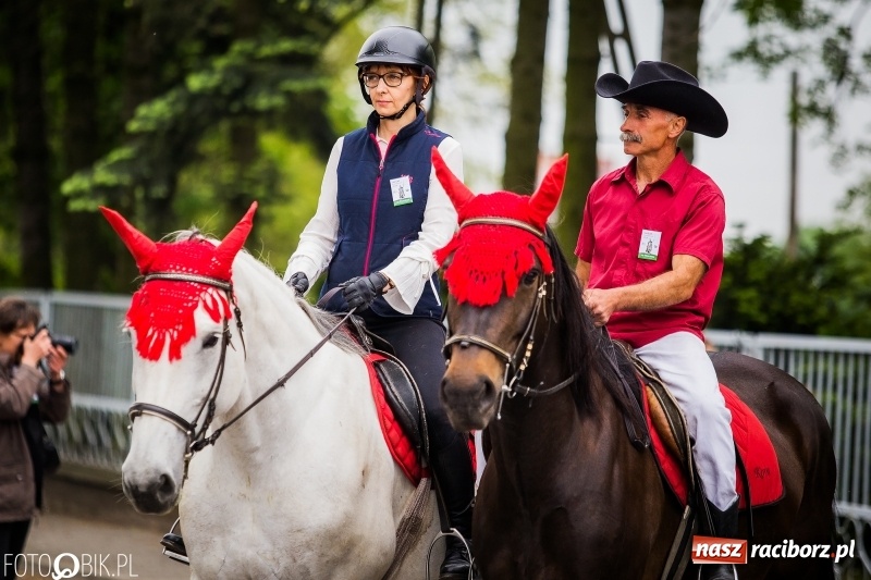 Zdjęcie w galerii na portalu naszraciborz.pl: W Pogrzebieniu szli w procesji na św. Floriana. Prosili o ochronę przed gradem wiadomości z regionu