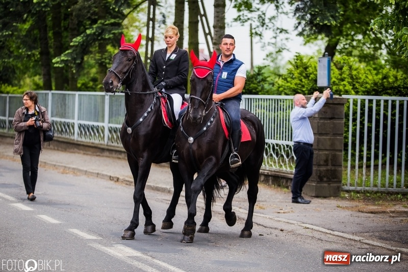 Zdjęcie w galerii na portalu naszraciborz.pl: W Pogrzebieniu szli w procesji na św. Floriana. Prosili o ochronę przed gradem wiadomości z regionu