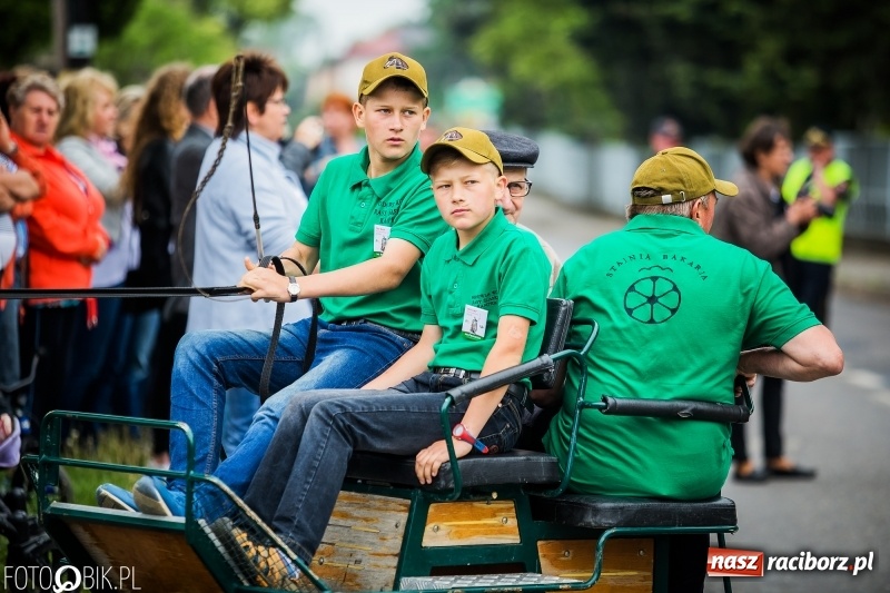 Zdjęcie w galerii na portalu naszraciborz.pl: W Pogrzebieniu szli w procesji na św. Floriana. Prosili o ochronę przed gradem wiadomości z regionu