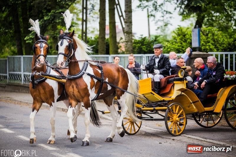 Zdjęcie w galerii na portalu naszraciborz.pl: W Pogrzebieniu szli w procesji na św. Floriana. Prosili o ochronę przed gradem wiadomości z regionu