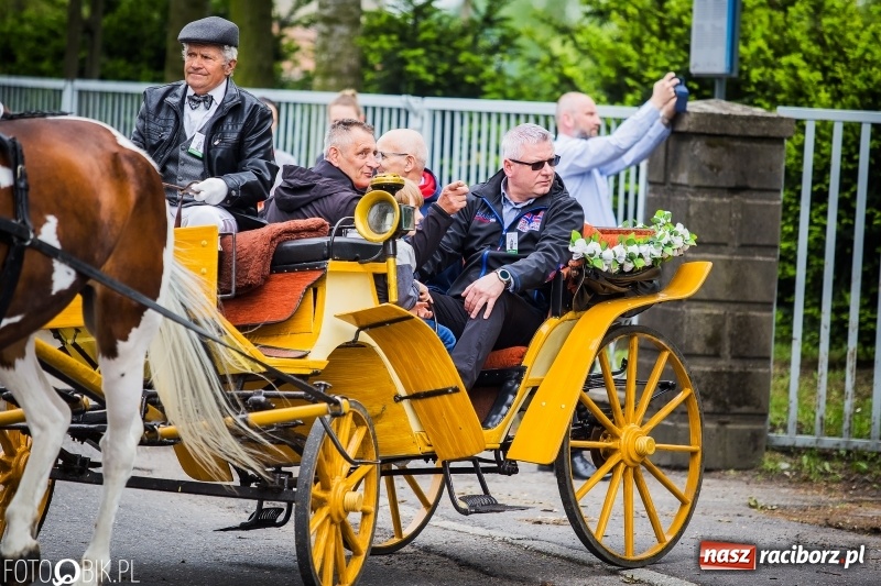 Zdjęcie w galerii na portalu naszraciborz.pl: W Pogrzebieniu szli w procesji na św. Floriana. Prosili o ochronę przed gradem wiadomości z regionu