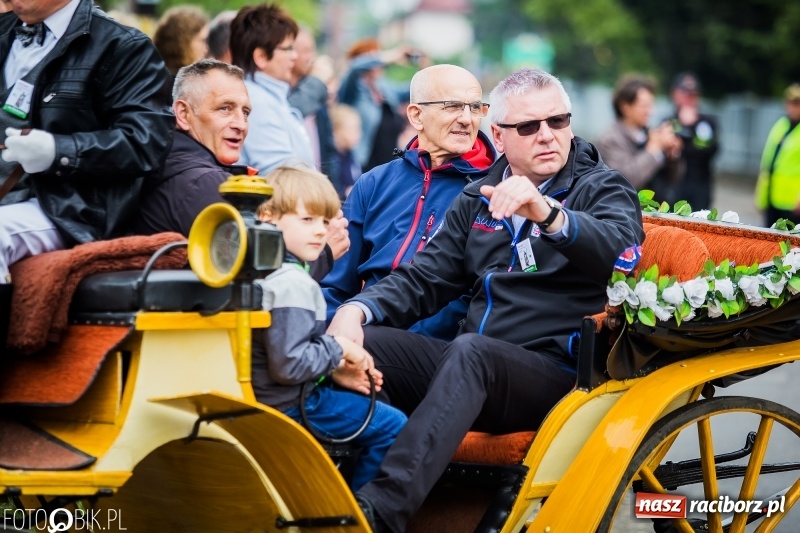Zdjęcie w galerii na portalu naszraciborz.pl: W Pogrzebieniu szli w procesji na św. Floriana. Prosili o ochronę przed gradem wiadomości z regionu