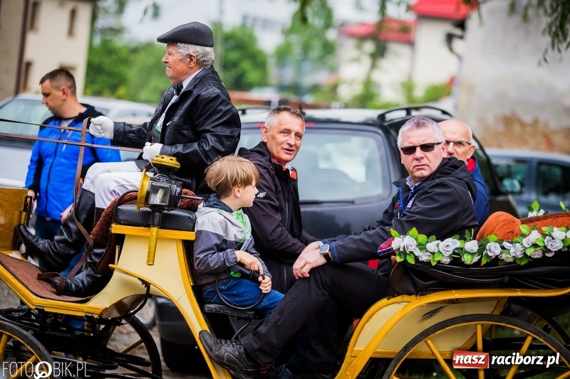 Zdjęcie w galerii na portalu naszraciborz.pl: W Pogrzebieniu szli w procesji na św. Floriana. Prosili o ochronę przed gradem wiadomości z regionu