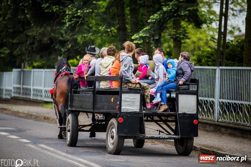 Zdjęcie w galerii na portalu naszraciborz.pl: W Pogrzebieniu szli w procesji na św. Floriana. Prosili o ochronę przed gradem wiadomości z regionu